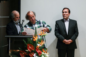 شفیع آقا محمدیان، علی محمد قاسمی و شهنام صفاجو در مراسم تودیع و معارفه مدیرعامل مرکز گسترش سینمای مستند و تجربی. علی محمد قاسمی در اعتراض به مدیریت آقا محمدیان در حال خواندن آگهی فروش منزلش به دلیل ضررهای مالی یک فیلم خودش است.